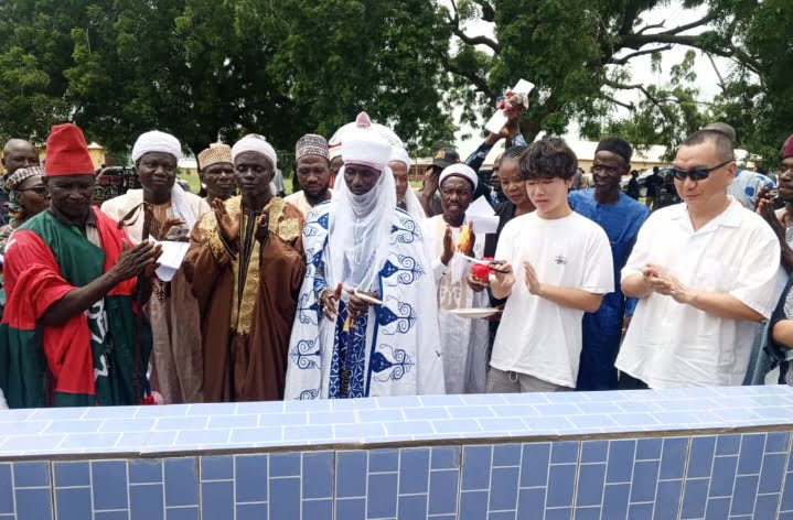 The president of Hopes for Well (HW) Mr Kenneth Wang alongside the Chief of Wako during the commissioning of boreholes at GSS Dangara on Monday