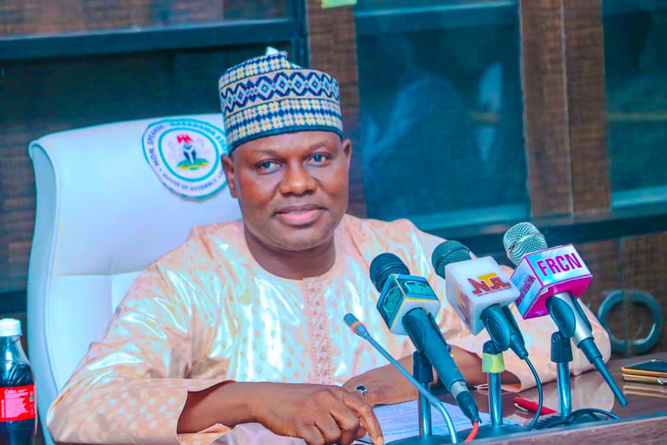 Nasarawa State House of Assembly Speaker, Rt. Hon. Danladi Jatau in a group photograph with 13 LG Legislators and their principal of