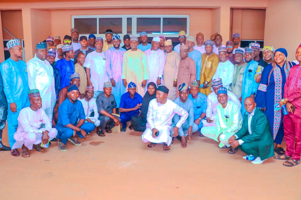 Nasarawa State House of Assembly Speaker, Rt. Hon. Danladi Jatau in a group photograph with 13 LG Legislators and their principal of