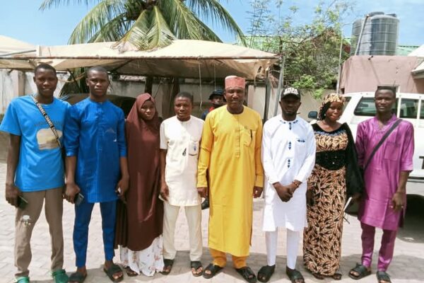 Honourable (Barr.) Muhammed Musa Tanko Osuku, the Executive Chairman of the Kogi State Civil Service Commission and APC chieftain from Kogi/Koton-Karfe Local Government Area in a group photograph with ENSA leadership Kogi State Polytechnic Lokoja chapter