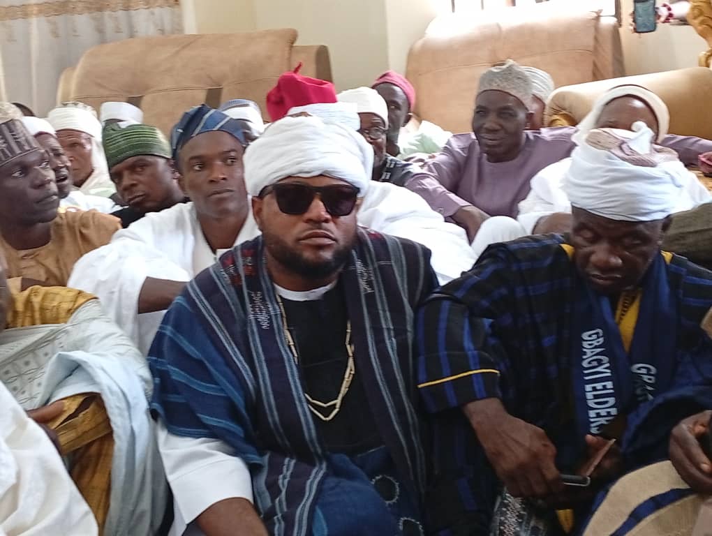 The former FCT PCC commissioner Hon Ezekiel Musa Dalhatu (m) after he turbaned as the (Santurakin of Rubochi) by the Sa'Rubochiyi of Rubochi chiefdom HRH Alhaji Ibrahim Mohammed Pada in his palace on Saturday.