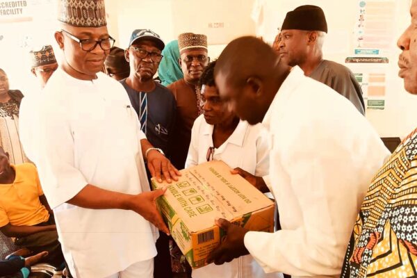 Chairman of Kokona LGC Agbawu Mek Agbawu, presenting Hospital consumables to medical officers
