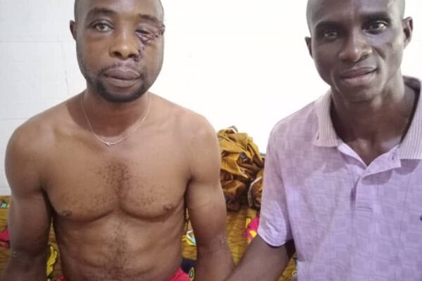 Comrade Akpobo Imoni Osiebe, Special Assistant to the Director General of Delta State Bureau for Orientation and Communications presenting the money to the victim of the Kokori herdsman Inland attack