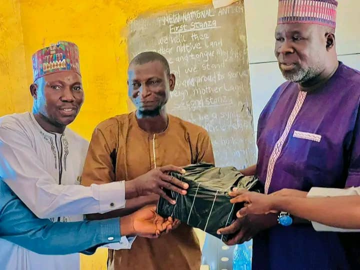 The Gwagwalada PDP chairmanship candidate Hon Mohammed Kasim Ikwa recieve some support from ZUKOYDA executives shortly after declaring support for the party's chairmanship candidate on Sunday in Tungan-Maje.