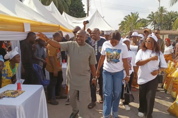 Umuakpo Hosts Yuletide Party, Distributes Rice, Cash to Over 1,000 in Isoko North