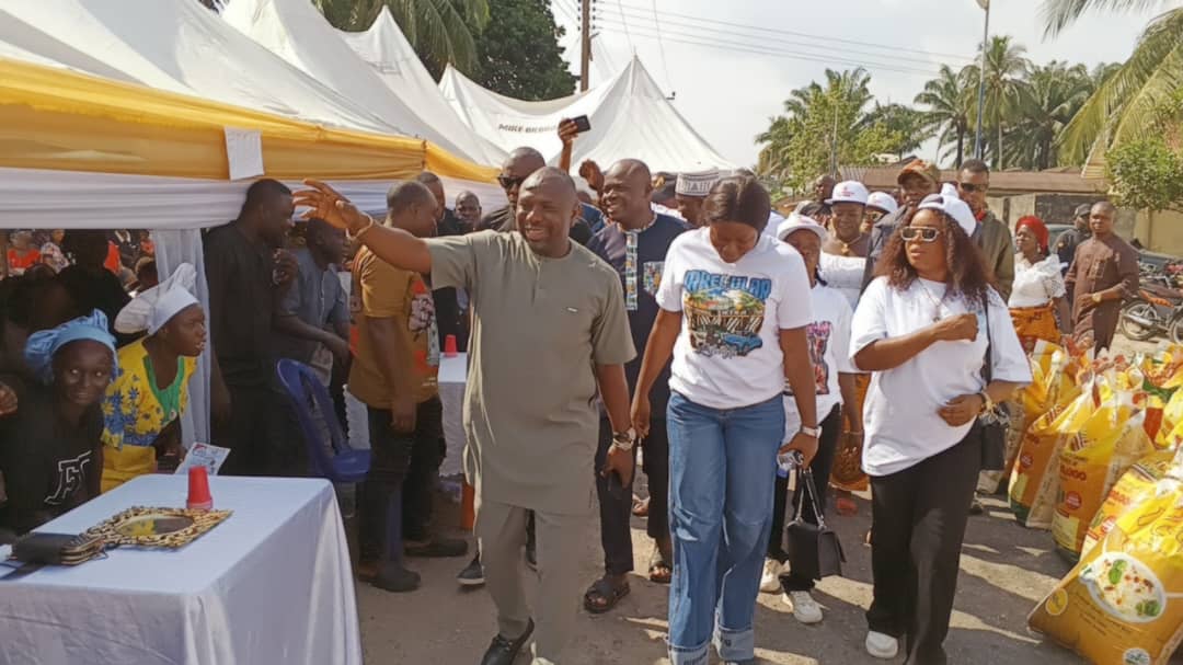 Umuakpo Hosts Yuletide Party, Distributes Rice, Cash to Over 1,000 in Isoko North