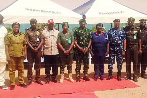 Some officers and men of corrections with sisters federal government security agencies in a group photograph.
