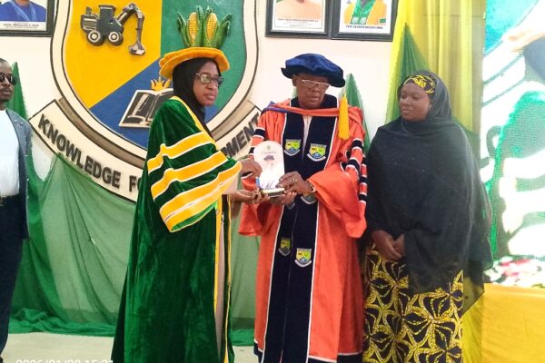 The Vice Chancellor NSUK, Prof. Sa'adatu Hassan Liman presenting an award of recognition to the Inaugural lecturer, Prof. Abdullahi Mohammed Yamma.