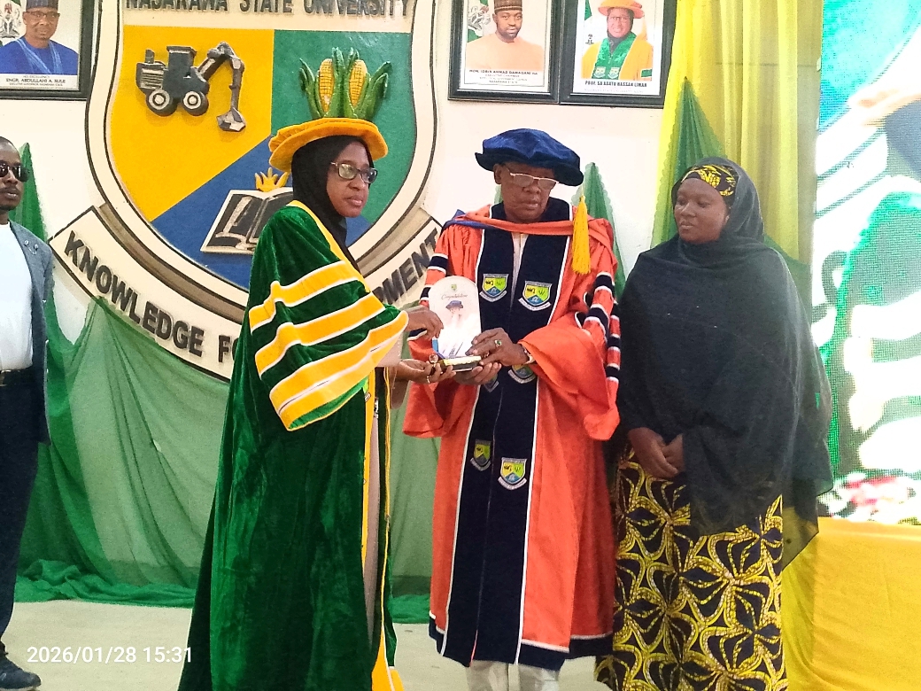 The Vice Chancellor NSUK, Prof. Sa'adatu Hassan Liman presenting an award of recognition to the Inaugural lecturer, Prof. Abdullahi Mohammed Yamma.