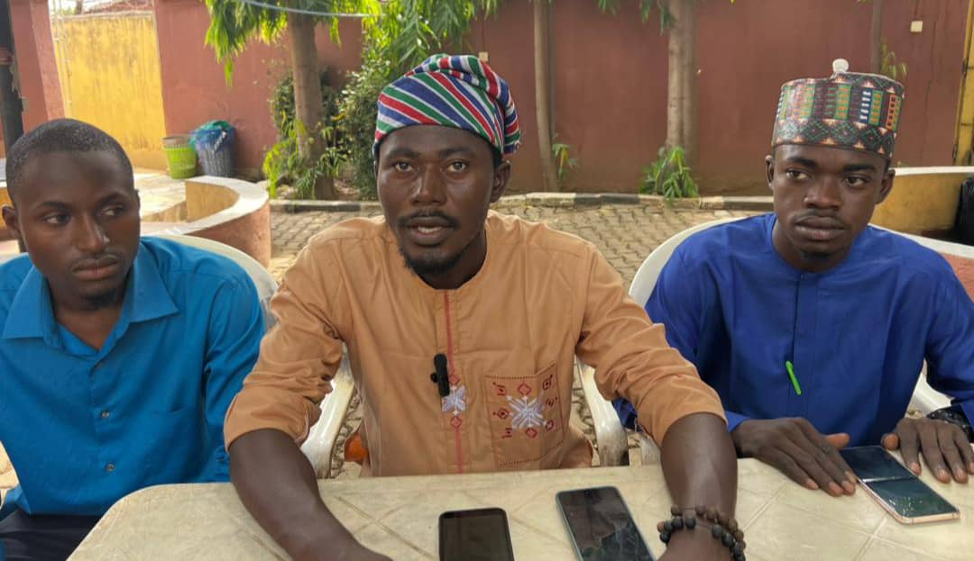 President of the Abuja Indegeneous Students Association (AISA) Comrade Aliyu Hamza (m) address newsmen in Abuja on Wednesday.