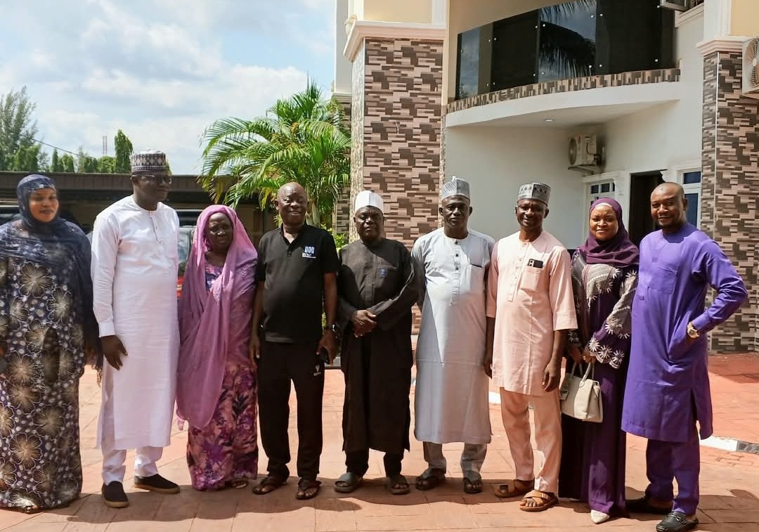 Former Speaker of Nasarawa State House of Assembly, Rt. Hon. Ibrahim Balarabe Abdullahi in a group photograph with Hon. Muhammed Muntaka and family members